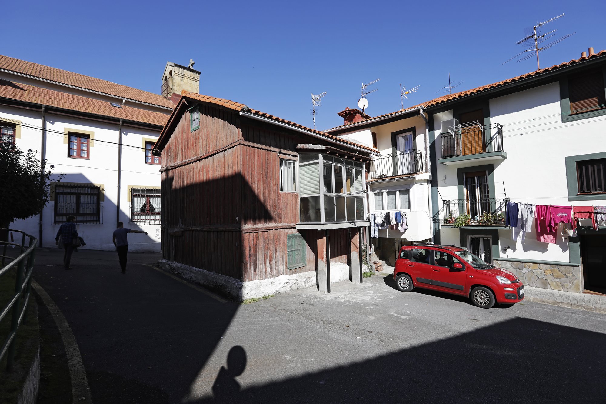 En mitad de una pequeña plazoleta de la actual Arboleda se erige un trocito de historia. En mitad de una pequeña plazoleta de la actual Arboleda se erige un trocito de historia.