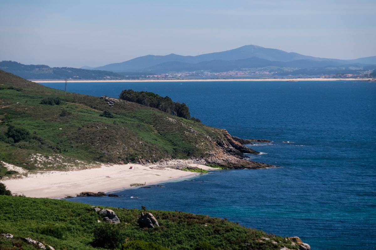 La única playa nudista, la de Melide, es grande y tiene espacio incluso para los que no quieren desnudarse. La única playa nudista, la de Melide, es grande y tiene espacio incluso para los que no quieren desnudarse.