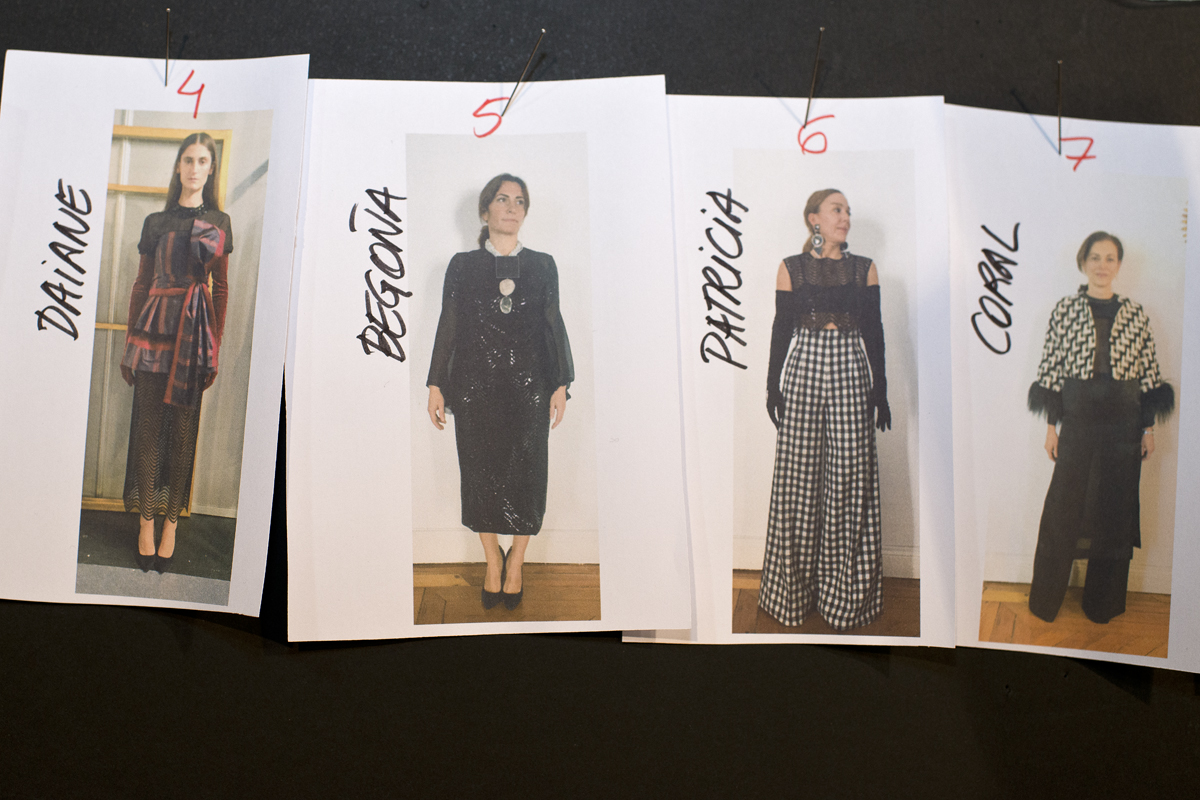 Secuencia del orden por el que desfilarán las modelos con sus vestidos en el backstage de la Fashion Week. Secuencia del orden por el que desfilarán las modelos con sus vestidos en el backstage de la Fashion Week.