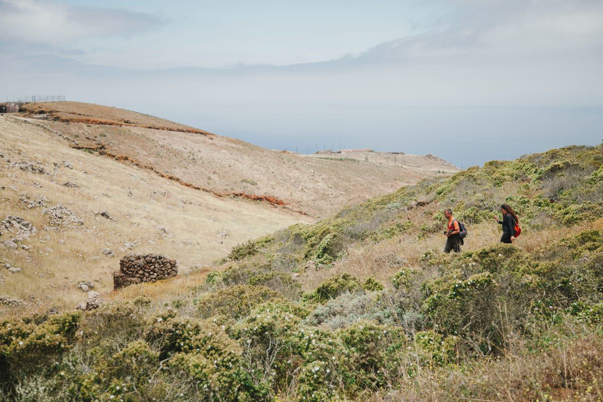 Una pareja camina junto a un horno de tejas en el parque rural de Teno, Tenerife. Una pareja camina junto a un horno de tejas en el parque rural de Teno, Tenerife.