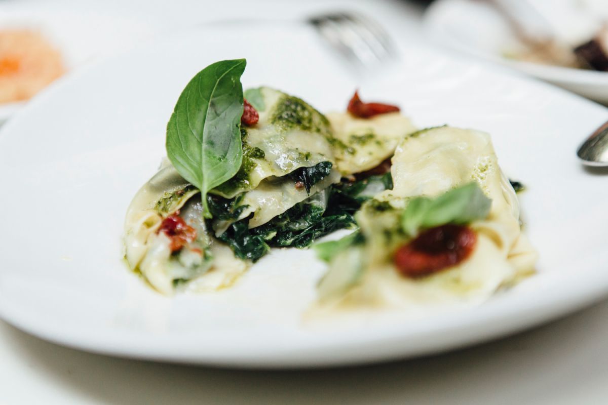 Una deliciosa lasaña de acelgas y espárragos verdes saluda a la primavera. Una deliciosa lasaña de acelgas y espárragos verdes saluda a la primavera.