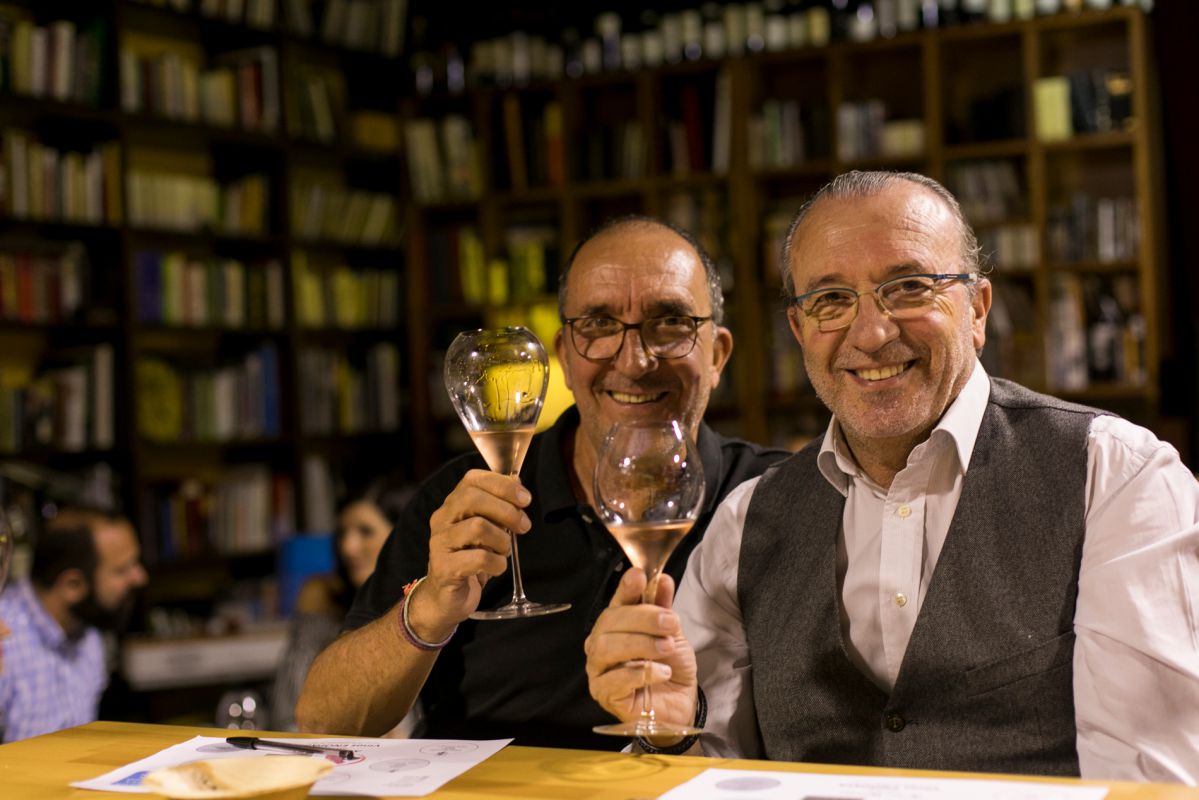 Clientes de la vinoteca Enópata catando uno de los vinos (Valencia). Foto: Eva Máñez Clientes de la vinoteca Enópata catando uno de los vinos (Valencia). Foto: Eva Máñez