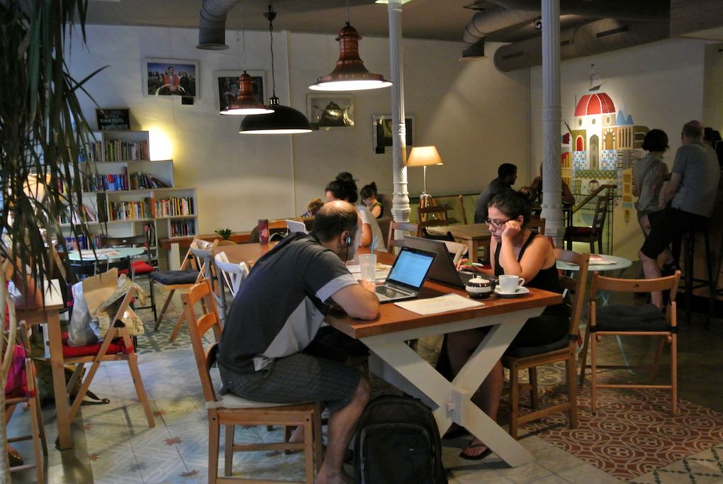 Ambiente de este café-librería de viajes (con préstamo incluido). Foto Camino Martínez. Ambiente de este café-librería de viajes (con préstamo incluido). Foto Camino Martínez.