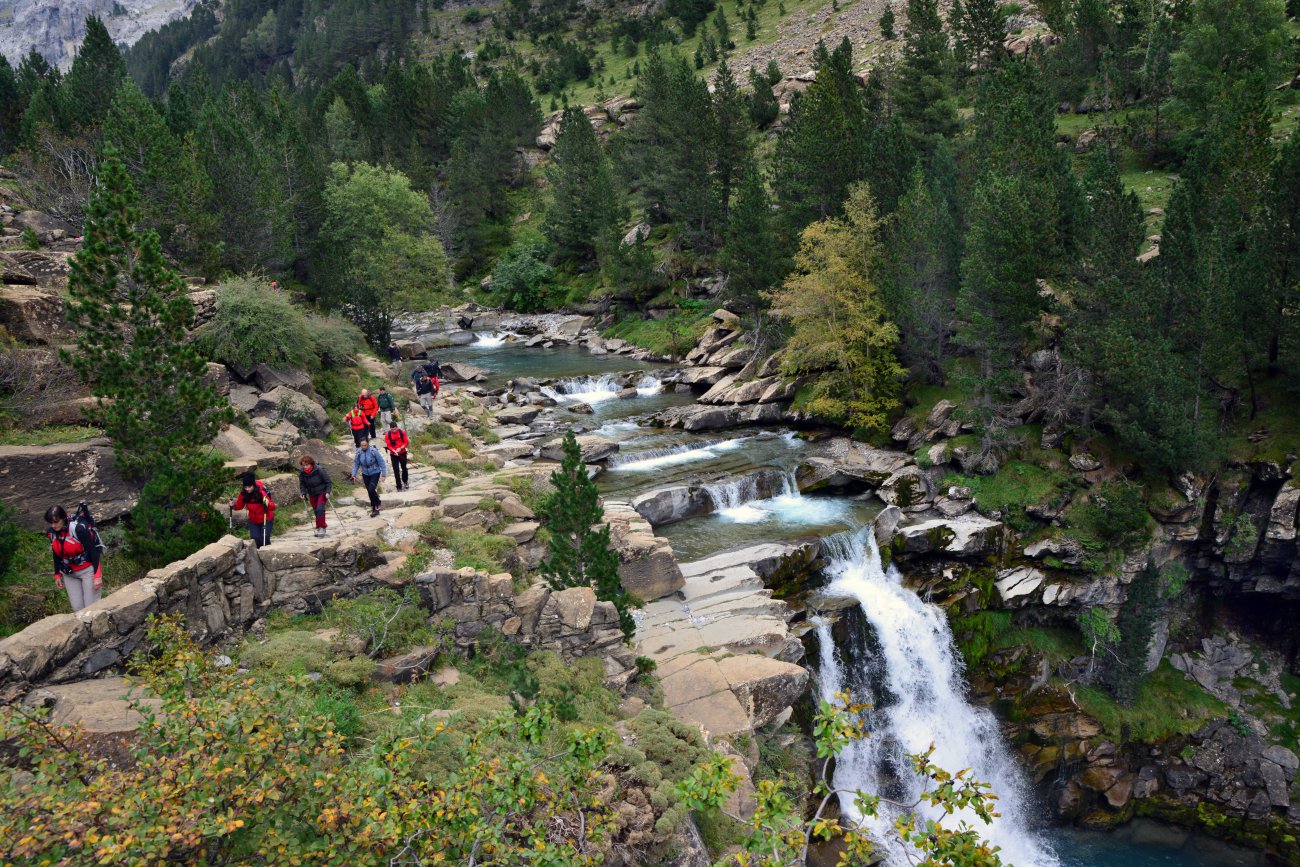 Parque Nacional de Ordesa: excursionistas por las cascadas Parque Nacional de Ordesa: excursionistas por las cascadas