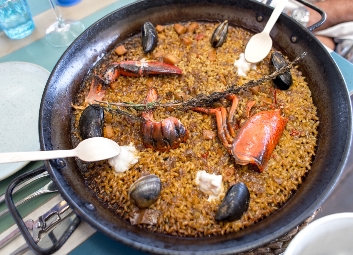 El arroz se degusta con unas características cucharillas de madera, para evitar que el metal distorsione el sabor del arroz. El arroz se degusta con unas características cucharillas de madera, para evitar que el metal distorsione el sabor del arroz.