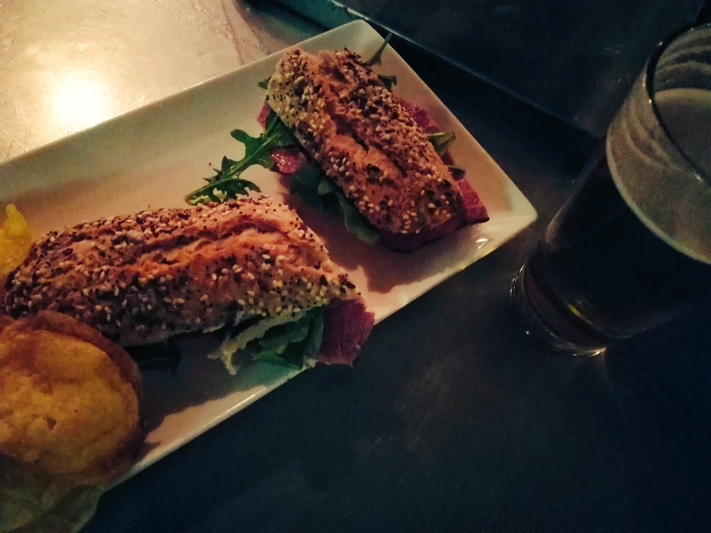 Un bocadillo a la una de la madrugada en el 'Café Pavón'. "Esto sí que es amor". Foto: @ana_morgade (Twitter) Un bocadillo a la una de la madrugada en el 'Café Pavón'. "Esto sí que es amor". Foto: @ana_morgade (Twitter)