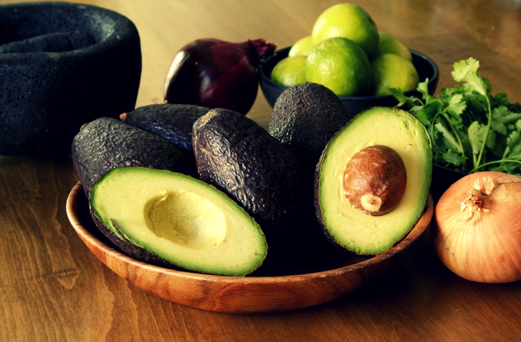 Aguacate, lima, cebolla y cilantro son los ingredientes del guacamole, que se prepara en molcajete. Aguacate, lima, cebolla y cilantro son los ingredientes del guacamole, que se prepara en molcajete.