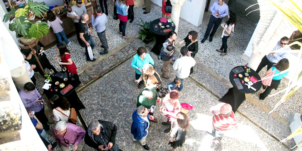Vista desde arriba del patio lleno de gente durante una celebración Vista desde arriba del patio lleno de gente durante una celebración