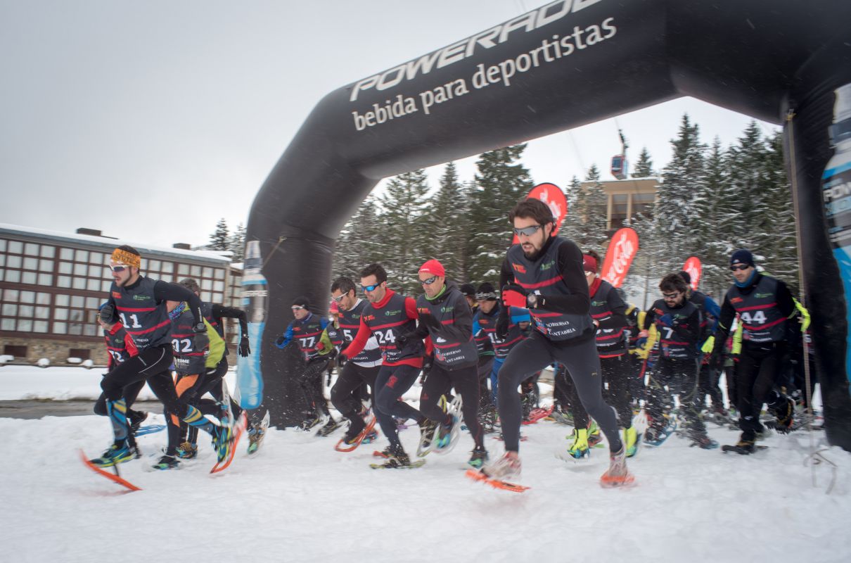 El momento de la salida de los corredores en el IV Campeonato de España de Raquetas. Foto: Fito Rumoroso / PicosXtreme. El momento de la salida de los corredores en el IV Campeonato de España de Raquetas. Foto: Fito Rumoroso / PicosXtreme.