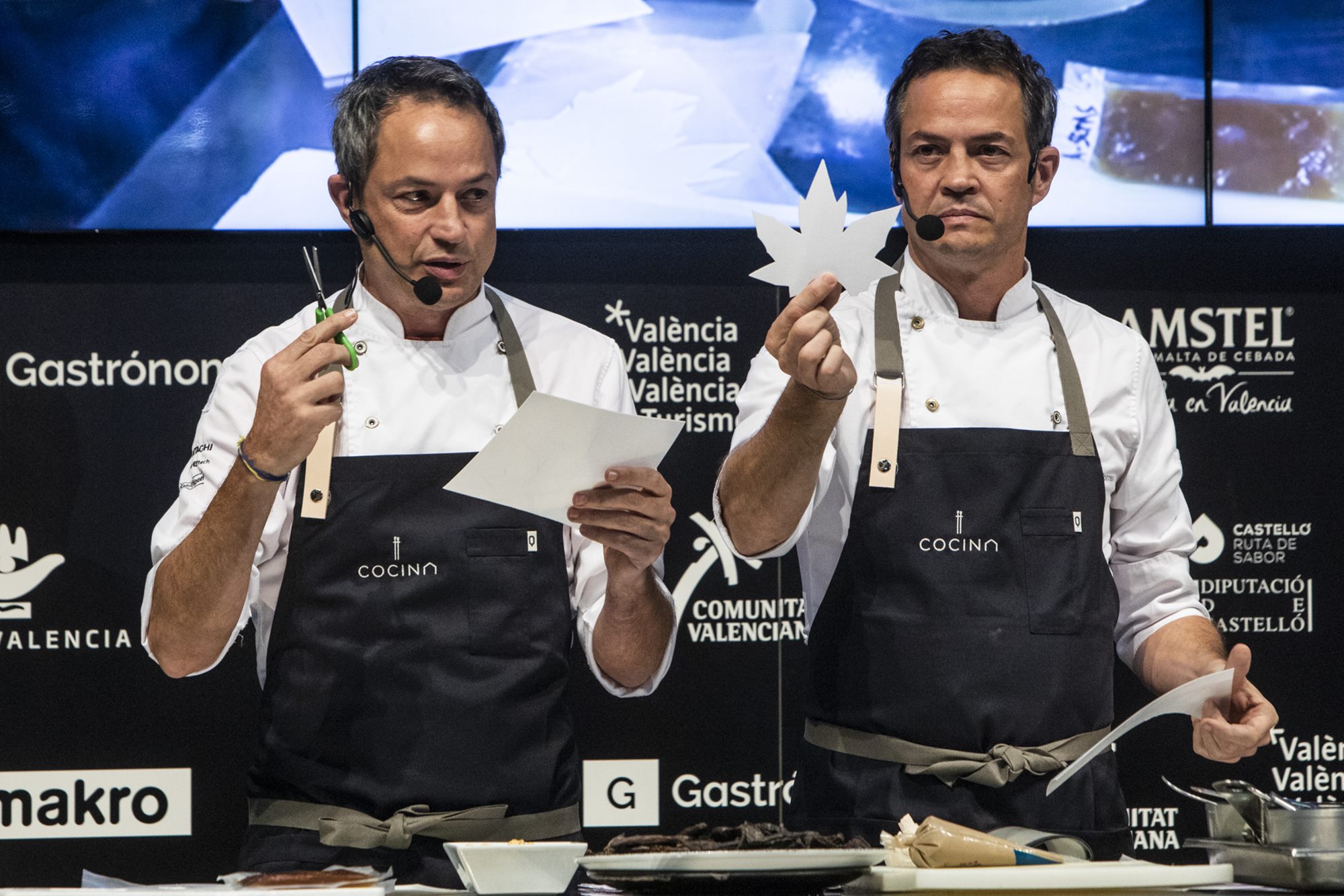 Los hermanos Torres durante el proceso de elaboración de su Hoja de Otoño. Los hermanos Torres durante el proceso de elaboración de su Hoja de Otoño.
