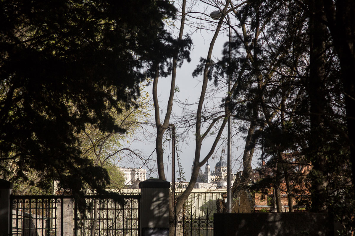 Vistas de la catedral de La Almudena desde el cementerio de La Florida, en Madrid. Vistas de la catedral de La Almudena desde el cementerio de La Florida, en Madrid.