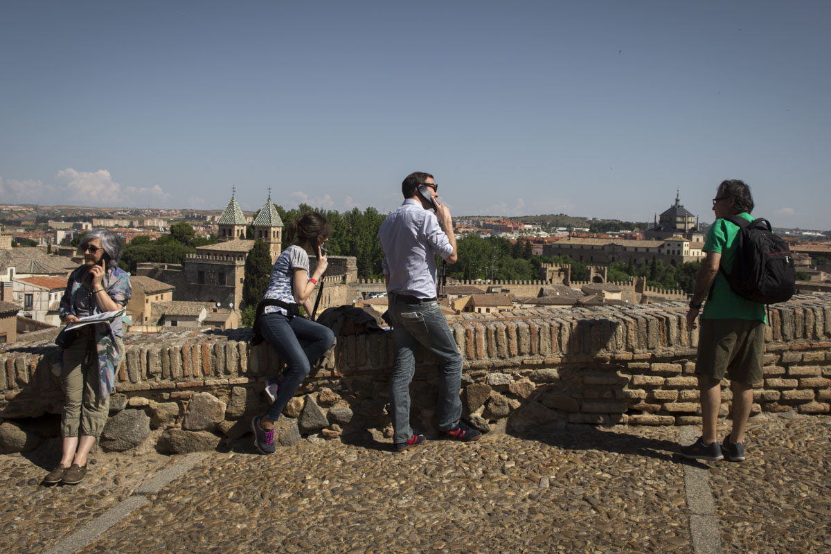 Los visitantes al mirador de la mezquita se ayudan de audioguías para conocer la historia. Los visitantes al mirador de la mezquita se ayudan de audioguías para conocer la historia.