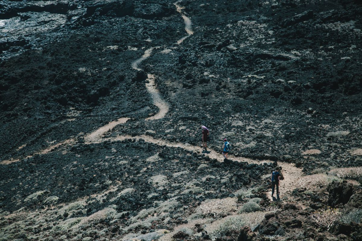 Vamos alcanzando el punto de partida por este sendero junto a la costa. Vamos alcanzando el punto de partida por este sendero junto a la costa.