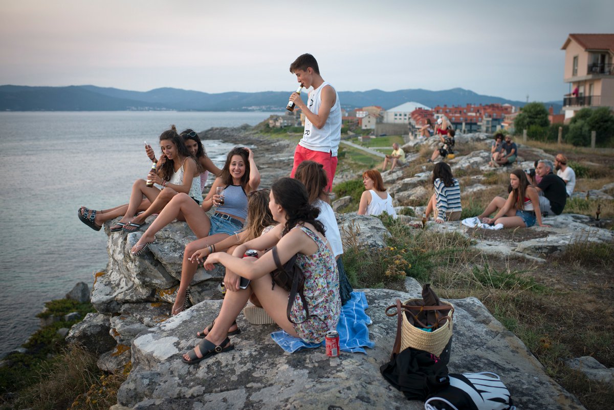Chiringo do Fonforrón (Playa de Fonforrón): jóvenes tomando una cerveza Chiringo do Fonforrón (Playa de Fonforrón): jóvenes tomando una cerveza