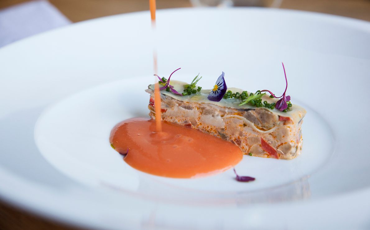 Lasaña fría de anchoa en gazpacho vasco. Restaurante Eme Be Garrote Grill: Lasaña fría de anchoa en gazpacho vasco. Foto: Garikoitz Díaz