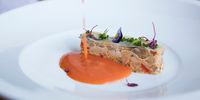 Lasaña fría de anchoa en gazpacho vasco. Restaurante Eme Be Garrote Grill: Lasaña fría de anchoa en gazpacho vasco. Foto: Garikoitz Díaz