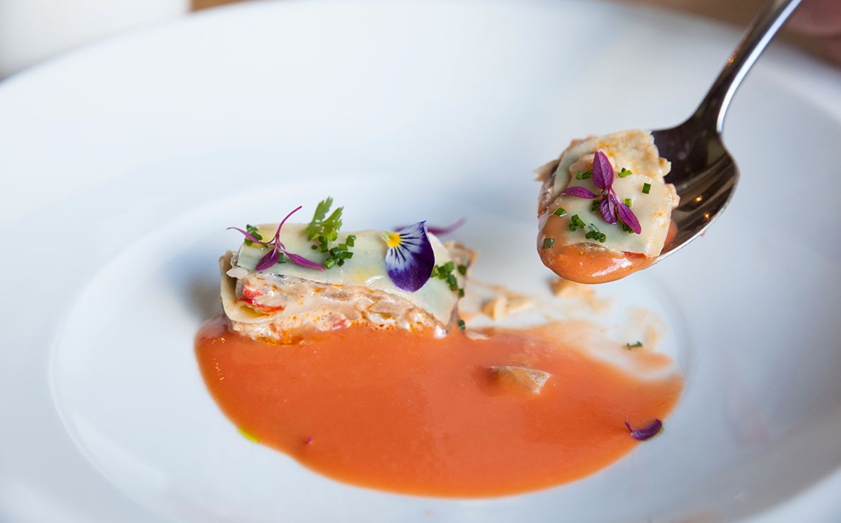 Lasaña fría de anchoa en gazpacho vasco. Restaurante Eme Be Garrote Grill: Lasaña fría de anchoa en gazpacho vasco. Foto: Garikoitz Díaz