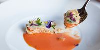 Lasaña fría de anchoa en gazpacho vasco. Restaurante Eme Be Garrote Grill: Lasaña fría de anchoa en gazpacho vasco. Foto: Garikoitz Díaz