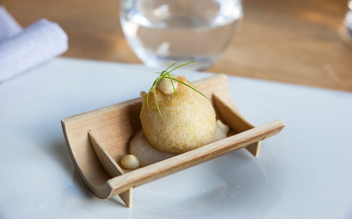 Buñuelo de bacalao con mayonesa de manzanilla y gel de cítricos. Restaurante Eme Be Garrote Grill: Buñuelo de bacalao con mayonesa de manzanilla y gel de cítricos. Foto: Garikoitz Díaz