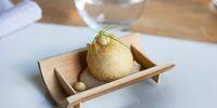 Buñuelo de bacalao con mayonesa de manzanilla y gel de cítricos. Restaurante Eme Be Garrote Grill: Buñuelo de bacalao con mayonesa de manzanilla y gel de cítricos. Foto: Garikoitz Díaz