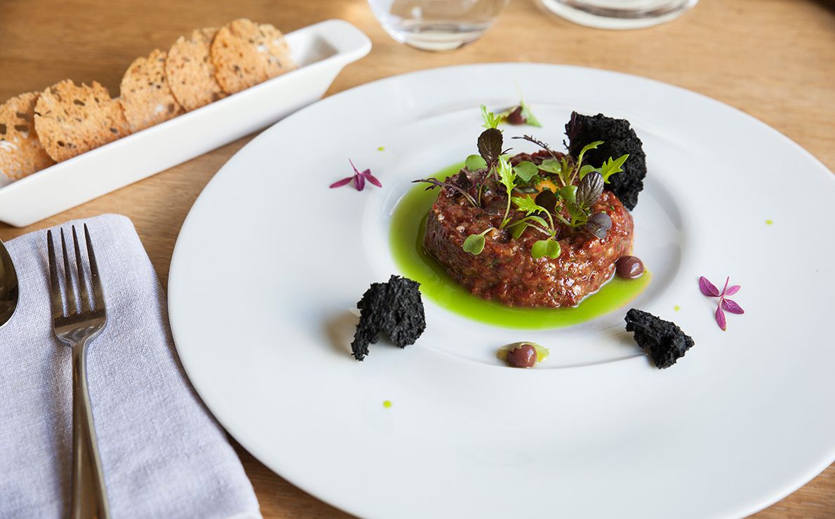 Steak tartar Premium con jugo de verde de olivas, el orgullo de la casa. Restaurante Eme Be Garrote Grill: Steak tartar Premium con jugo de verde de olivas, el orgullo de la casa. Foto: Garikoitz Díaz