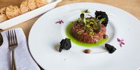Steak tartar Premium con jugo de verde de olivas, el orgullo de la casa. Restaurante Eme Be Garrote Grill: Steak tartar Premium con jugo de verde de olivas, el orgullo de la casa. Foto: Garikoitz Díaz