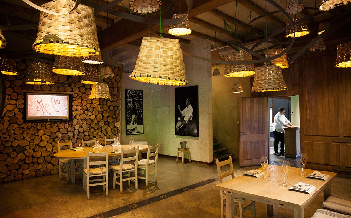 Vista de la sala del local con una decoración que los dueños han descrito como 'euskandinava'. Restaurante Eme Be Garrote Grill: Sala del local. Foto: Garikoitz Díaz