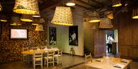 Vista de la sala del local con una decoración que los dueños han descrito como 'euskandinava'. Restaurante Eme Be Garrote Grill: Sala del local. Foto: Garikoitz Díaz