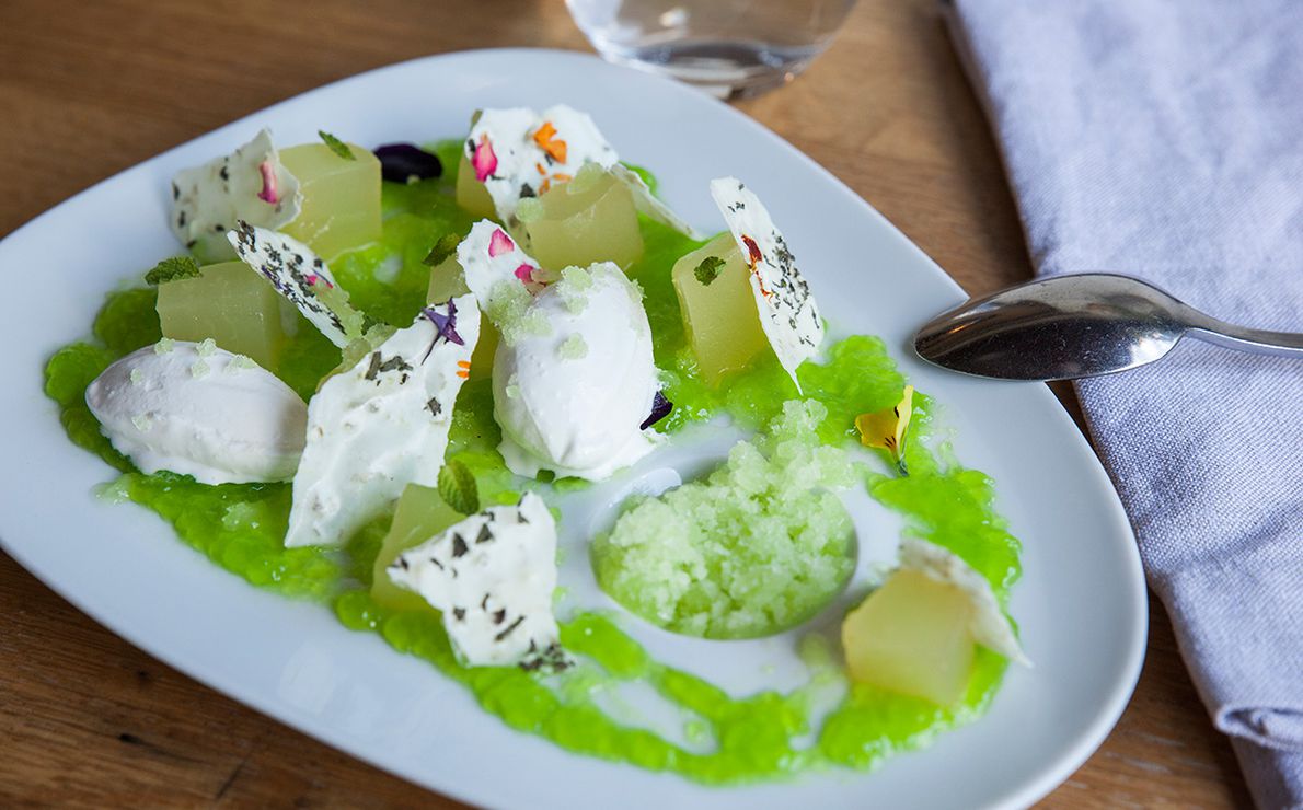 Sopa fría de melón a la menta, melón en caipiriña y helado de coco. Restaurante Eme Be Garrote Grill: Sopa fría de melón a la menta, melón en caipiriña y helado de coco. Foto: Garikoitz Díaz