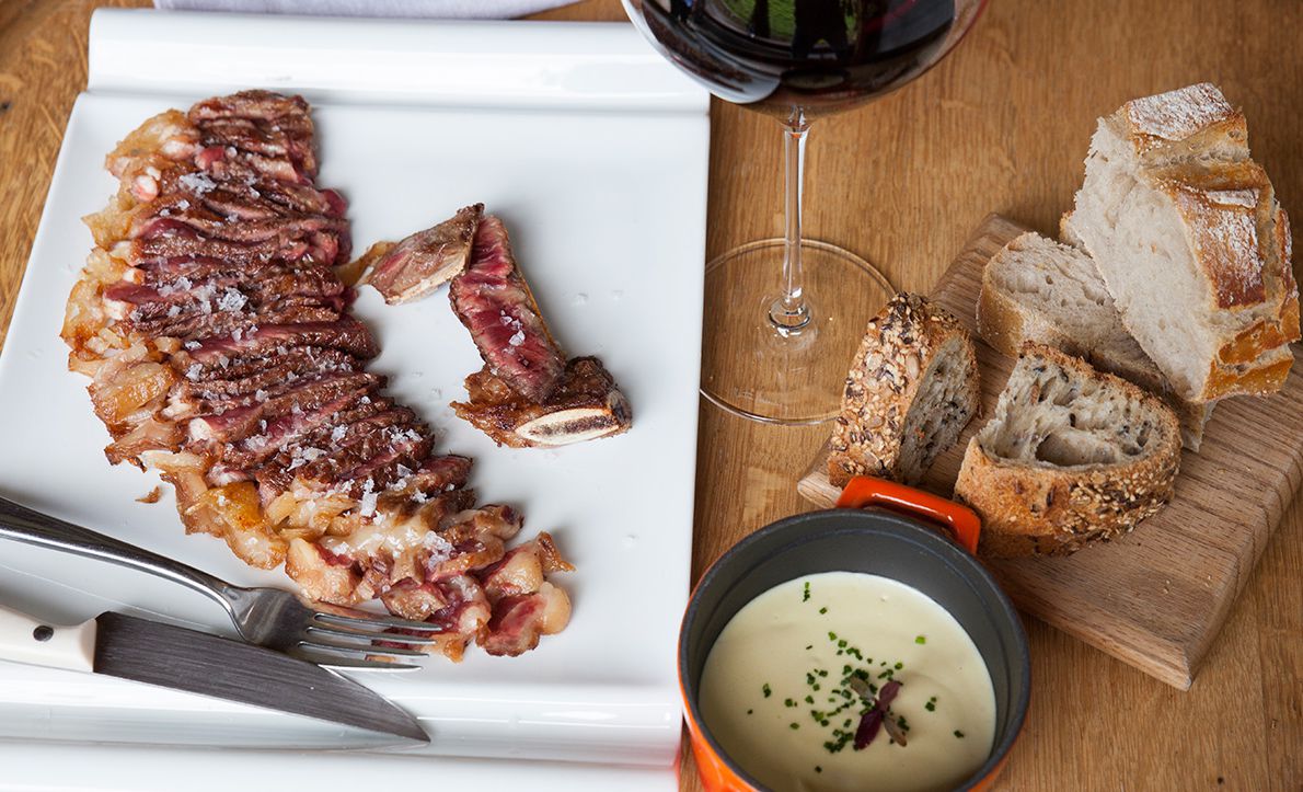 Chuleta a la brasa, carne gallega de la mejor calidad. Restaurante Eme Be Garrote Grill: Chuleta a la brasa. Foto: Garikoitz Díaz