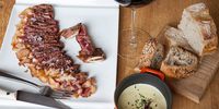Chuleta a la brasa, carne gallega de la mejor calidad. Restaurante Eme Be Garrote Grill: Chuleta a la brasa. Foto: Garikoitz Díaz