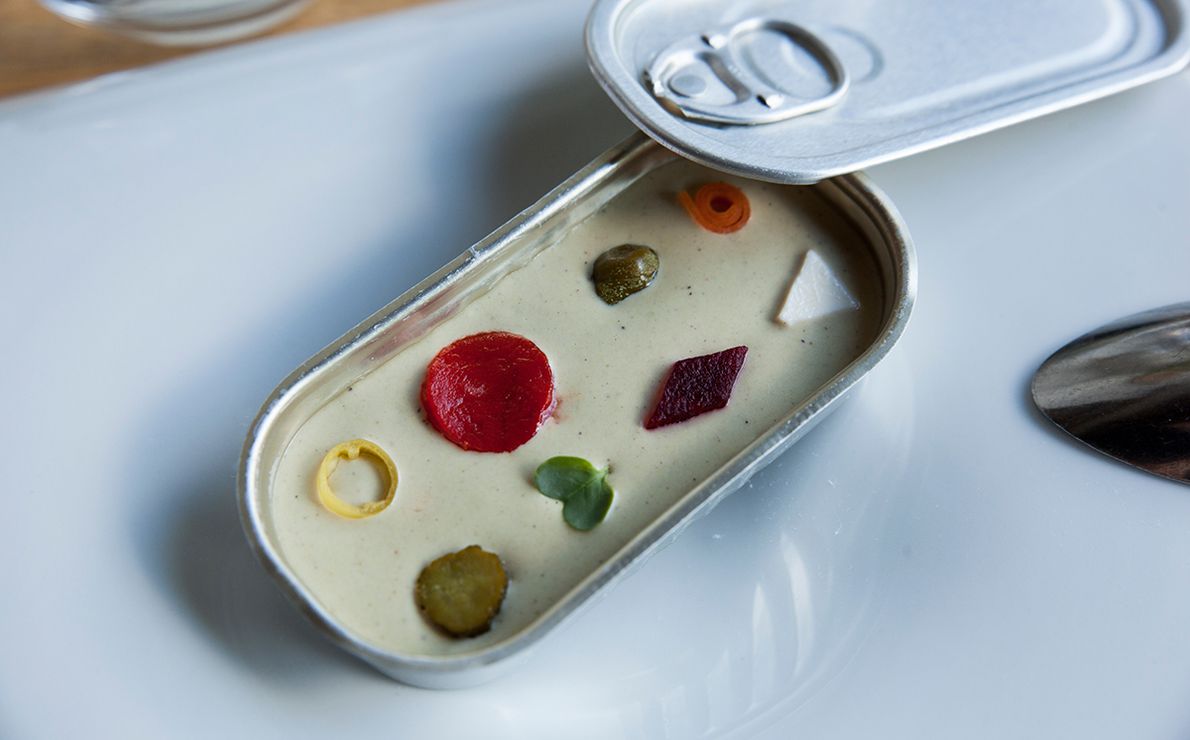 En una lata de conserva se sirve la crema de sardinas con verduras y queso fresco. Restaurante Eme Be Garrote Grill: En una lata de conserva: crema de sardinas con verduras y queso fresco. Foto: Garikoitz Díaz.