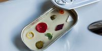 En una lata de conserva se sirve la crema de sardinas con verduras y queso fresco. Restaurante Eme Be Garrote Grill: En una lata de conserva: crema de sardinas con verduras y queso fresco. Foto: Garikoitz Díaz.