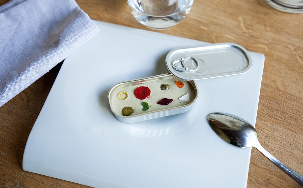 En una lata de conserva se sirve la crema de sardinas con verduras y queso fresco. Restaurante Eme Be Garrote Grill: En una lata de conserva: crema de sardinas con verduras y queso fresco. Foto: Garikoitz Díaz