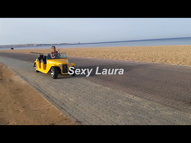 Sexy Laura im Urlaub unterwegs