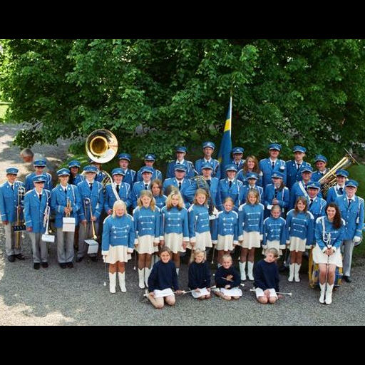 Vargöns Musikkår marscherar på Mors Dag