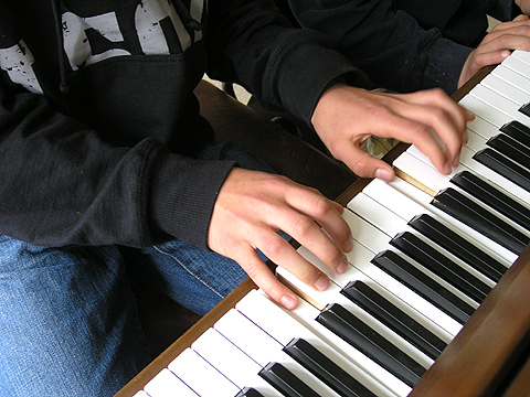 spela piano