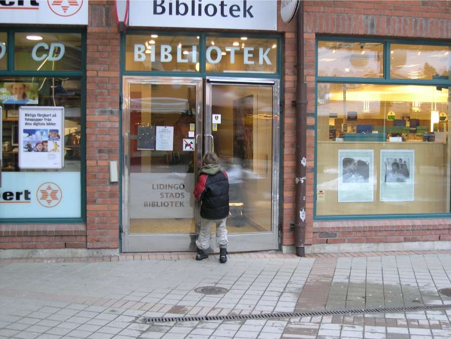 Nu går jag till biblioteket.