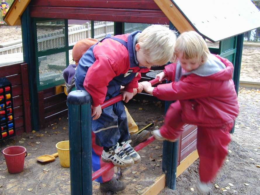 Där finns en jätterolig klätterställning.