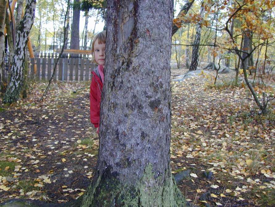 En flicka vill leka kurragömma.