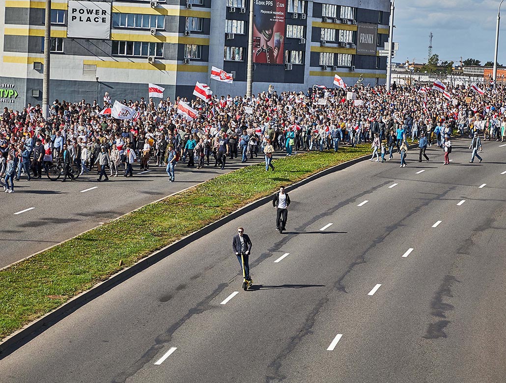 demonstrera (gå i demonstrationståg)