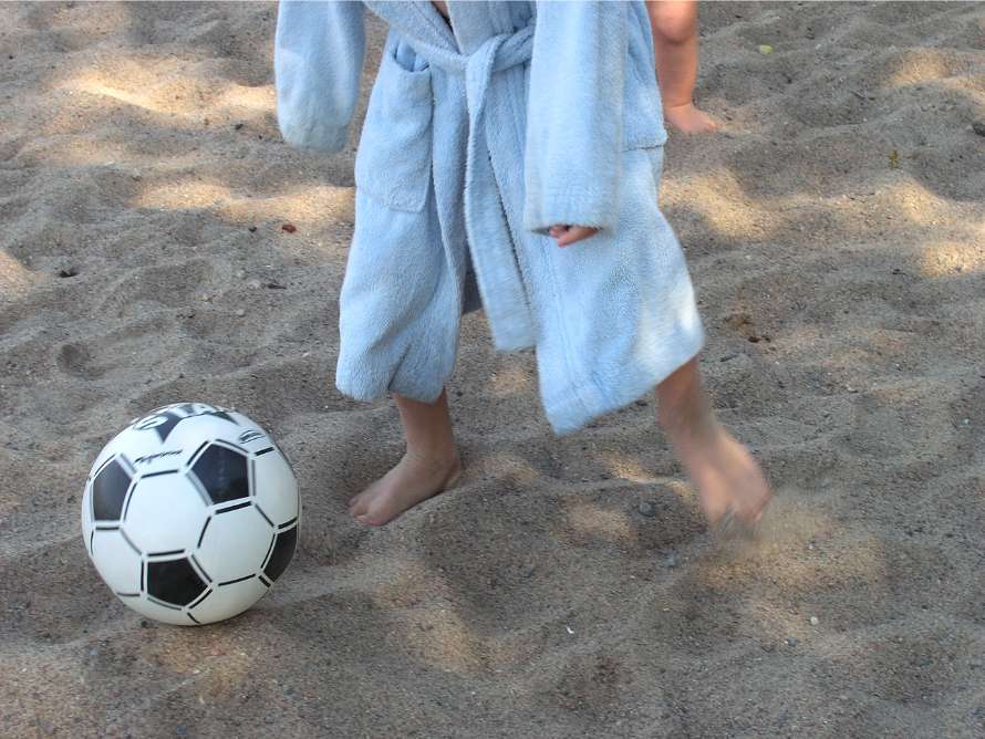 spela fotboll i sanden,