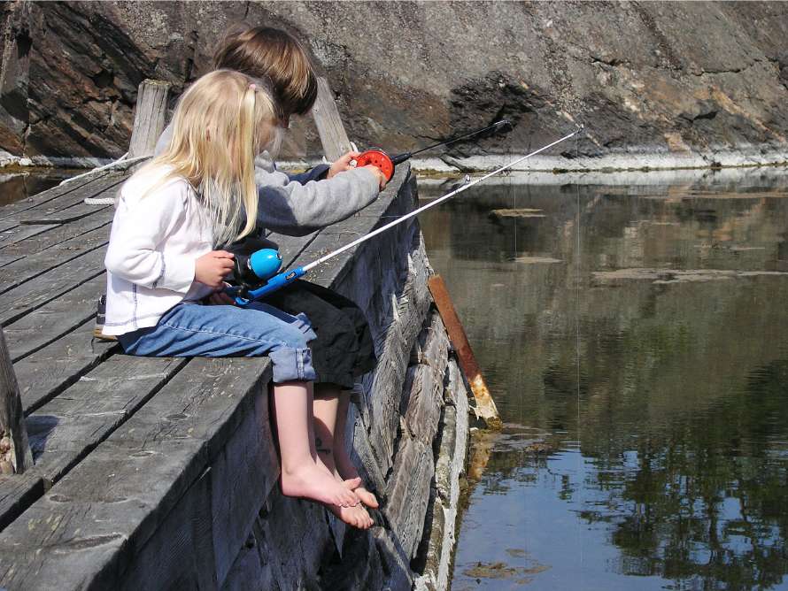 sitta på bryggan och meta,