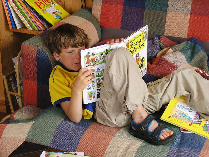 läsa en bok när det regnar,
