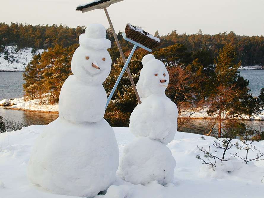 Vi gör snögubbar och leker i snön.