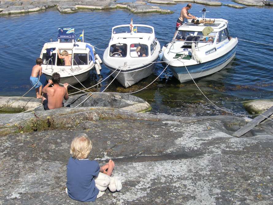 På kvällen kommer våra vänner och lägger till vid samma ö.