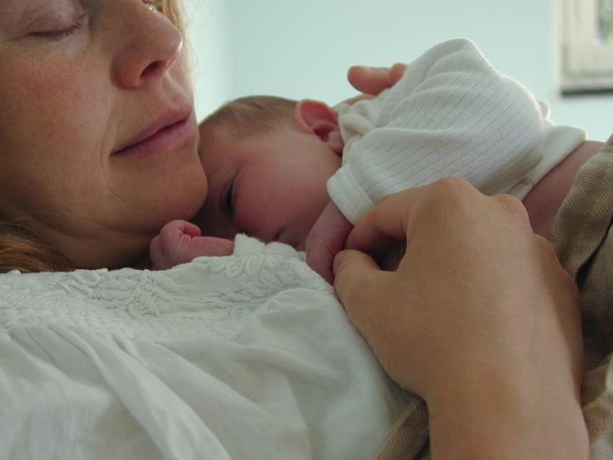Sen sover hon gott i mammas famn.