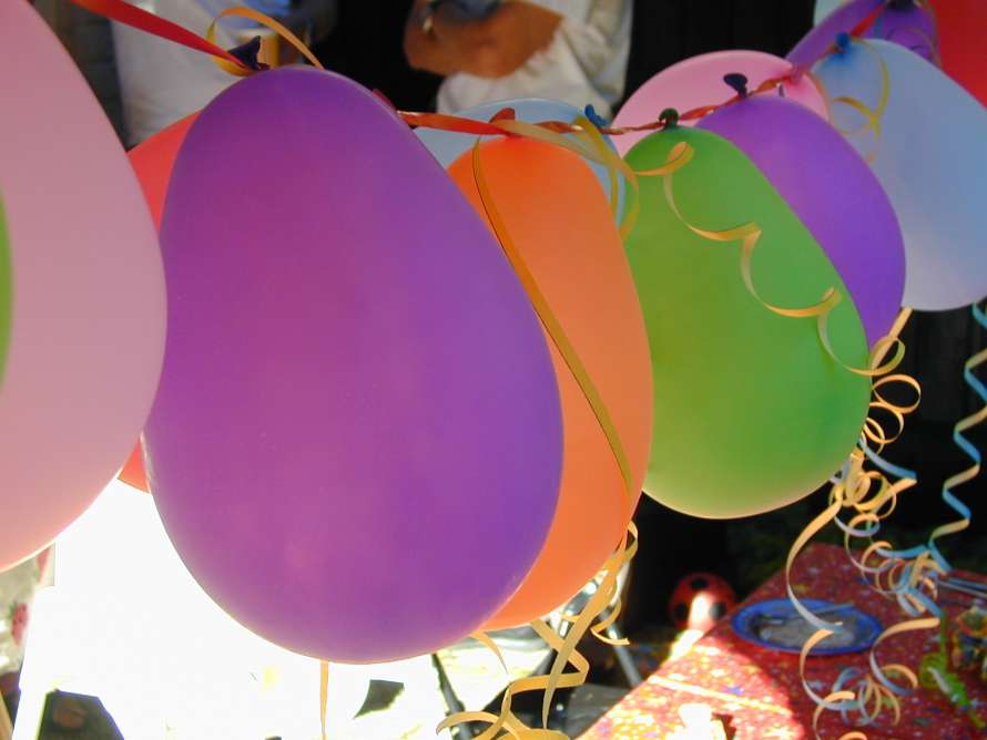 I taket hänger det ballonger.