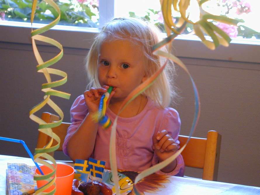 Sen sätter vi oss vid bordet.