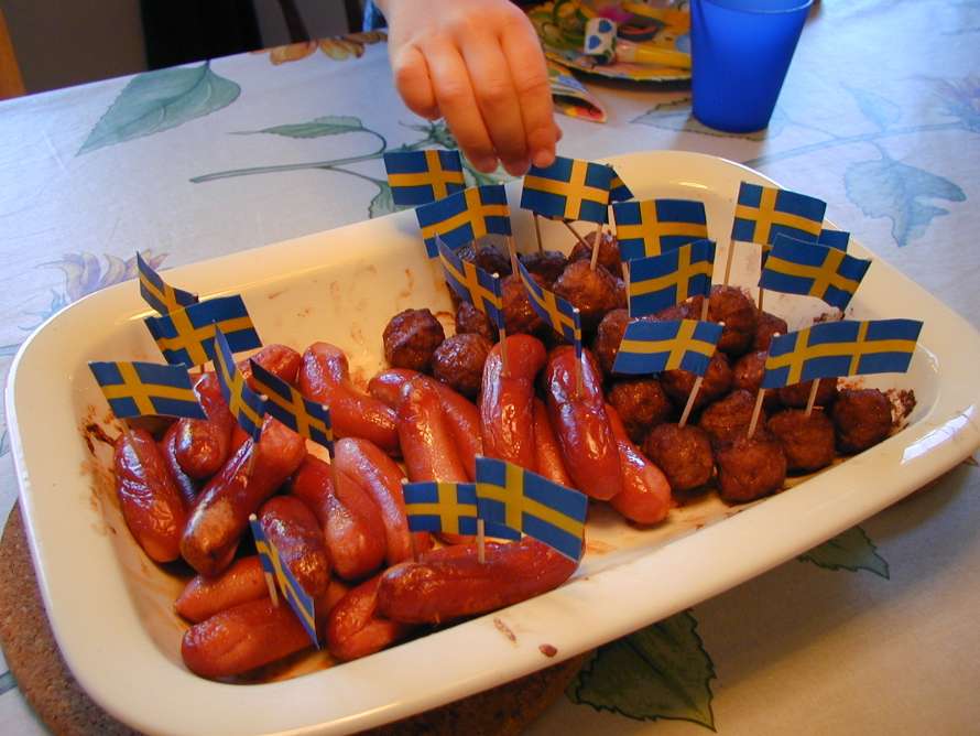 Vi får korv och köttbullar.